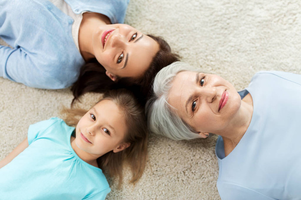 matka, Córka i babcia leżąc na podłodze - Zdjęcie, obraz