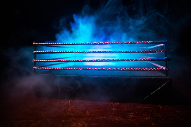 Üres boksz ring piros kötelek mérkőzés a stadion arénában. Kreatív műalkotás dekoráció - Fotó, kép