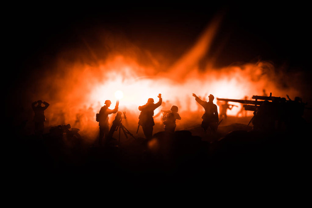 Koncepcja wojny. Wojskowy sylwetka bojowy scena na wojna mgła niebo tło, - Zdjęcie, obraz