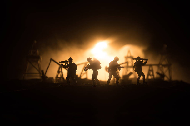 Silhouet van militaire soldaat of officier met wapens. shot, vasthouden Gun, kleurrijke hemel, achtergrond. oorlogs-en militair concept. - Foto, afbeelding