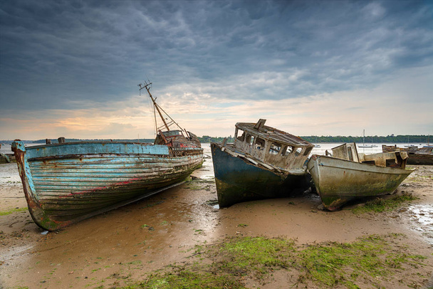 Oude verlaten vissersboten op de rivier de Orwell  - Foto, afbeelding