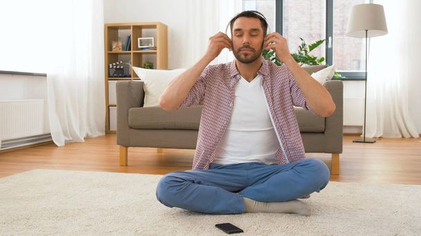 man in headphones chilling at home - Foto, Imagem
