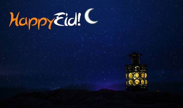 linterna árabe ornamental con vela encendida que brilla por la noche. Tarjeta de felicitación festiva, invitación para el mes sagrado musulmán Ramadán Kareem. - Foto, imagen