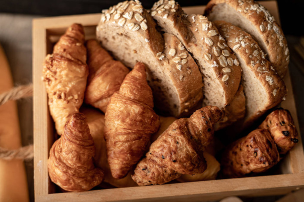 Croissant auf dem Holztisch - Foto, Bild