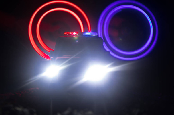 夜のパトカー。霧の背景を持つ夜に車を追いかけるパトカー。911 緊急対応 選択フォーカス - 写真・画像