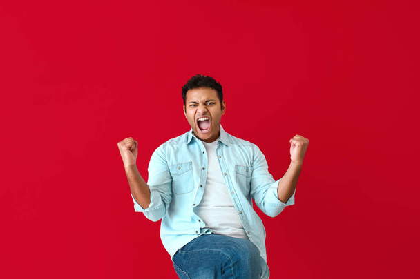 glücklich schreiender Mann auf farbigem Hintergrund - Foto, Bild
