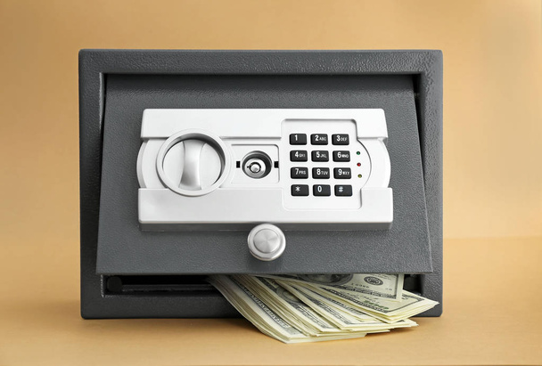 Сучасний сейф з грошима на кольоровому фоні
 - Фото, зображення