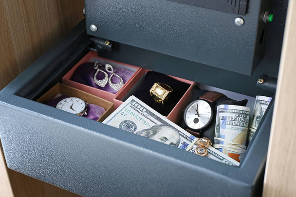 Pequeña caja fuerte moderna con objetos de valor, primer plano
 - Foto, Imagen