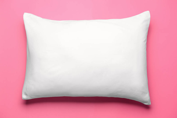 Мягкая подушка на цветном фоне
 - Фото, изображение
