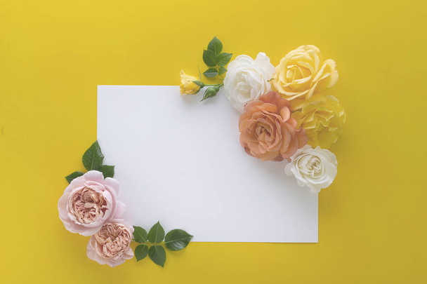 Çiçek çerçevesi kopyalanmış güllerle yapılmış - Fotoğraf, Görsel