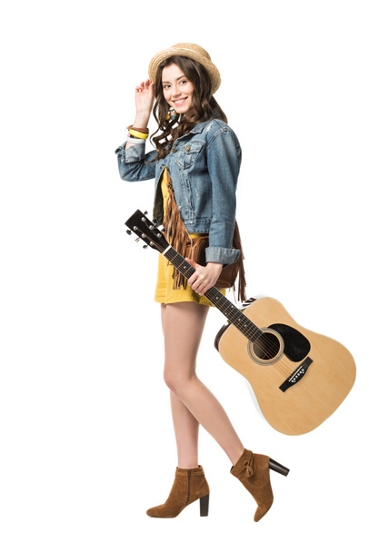 teljes hosszúságú véve a mosolygós hippi lány az akusztikus gitár izolált fehér - Fotó, kép