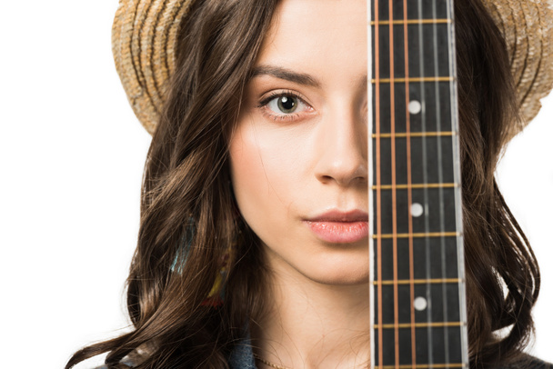 Portret van mooie hippie meisje met akoestische gitaar geïsoleerd op wit - Foto, afbeelding