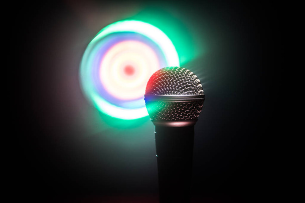 Mikrofon karaoke, koncert. Vocal audió mikrofon gyenge fényben homályos háttérrel. Élő zene, hangeszközök. Karaoke koncert, énekelnek hangot. Énekes karaokes, mikrofonok. - Fotó, kép