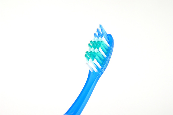 Зубная щетка на белом
 - Фото, изображение