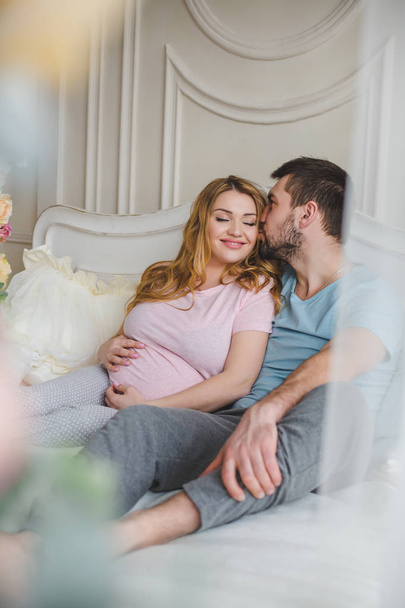 Young happy family - pregnant woman with her husband - Foto, Bild