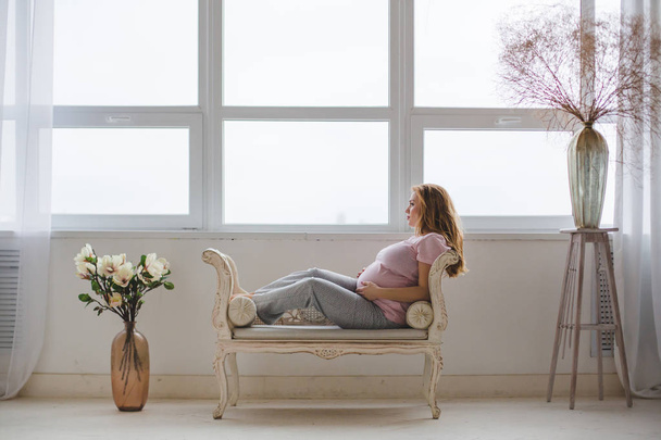 Beautiful pregnant woman posing in studio - Photo, image
