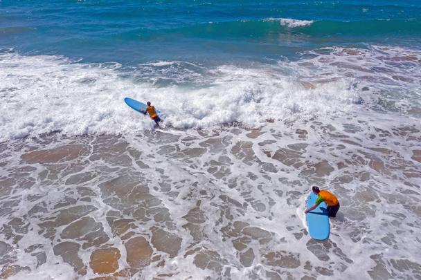 Vale Figueiras, Portugalsko-25. květen 2019: anténa z surfařů - Fotografie, Obrázek