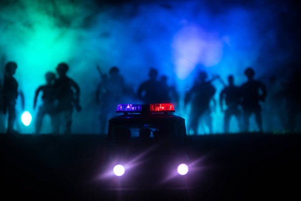 Voitures de police la nuit. Voiture de police pourchassant une voiture la nuit avec un fond de brouillard. 911 Intervention d'urgence pConcentration sélective
 - Photo, image