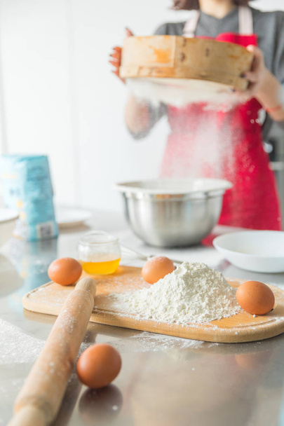 Woman hands sifting flour with flour filter - Foto, Bild