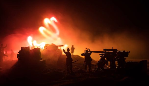 Háborús koncepció. Katonai sziluettek harci jelenet a háború köd ég háttér, - Fotó, kép