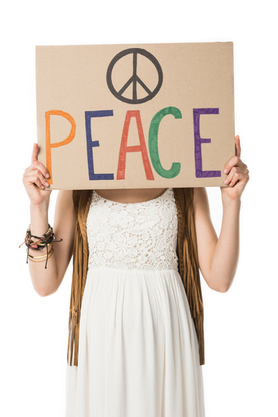 mujer hippie embarazada sosteniendo pancarta con inscripción aislada en blanco
 - Foto, imagen