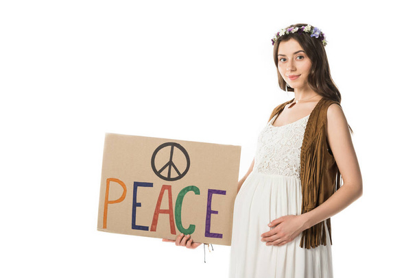 ciąży hippie kobieta trzyma afisz z napisem na białym tle - Zdjęcie, obraz