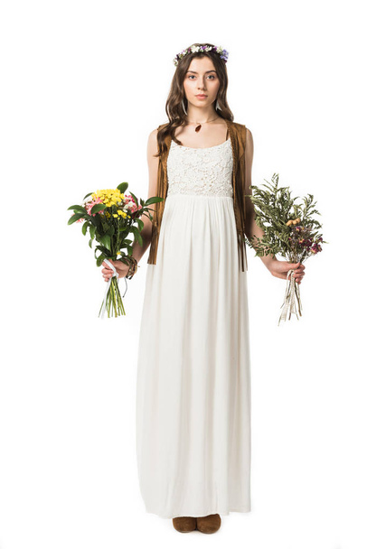 vista completa de la mujer hippie embarazada en corona con flores aisladas en blanco
 - Foto, imagen