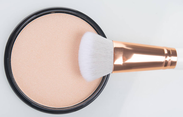 primer plano del polvo facial para suavizar el cepillo de maquillaje sobre fondo blanco
 - Foto, Imagen
