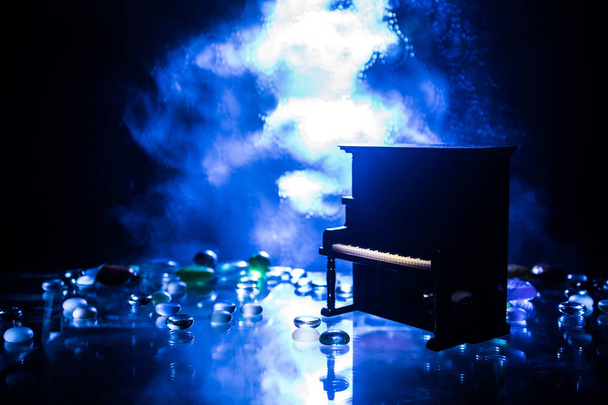 Творческая концепция. Декорации с фортепиано на темном туманном фоне со светом
. - Фото, изображение