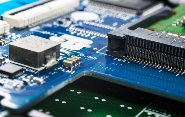 Macro shot van Circuit board met weerstanden microchips en elektronische componenten. Computerhardware technologie. Geïntegreerde communicatie processor. Informatietechnologie. Halfgeleider. Een printplaat. Sluitingsdatum - Foto, afbeelding