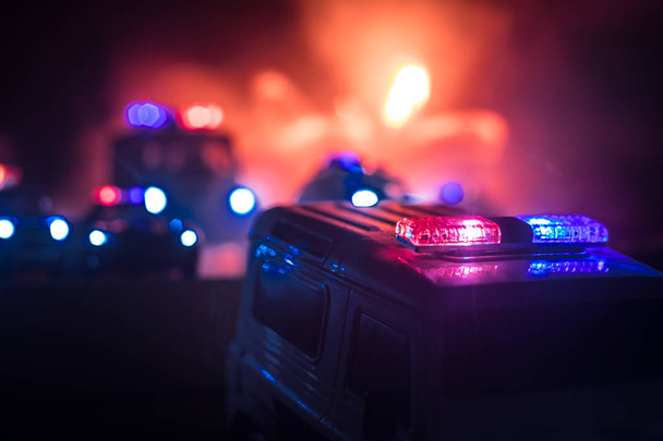 Samochody policyjne w nocy. Samochód policyjny goni samochód w nocy z mgłą tle. 911 reakcja awaryjna pselektywnego skupienia - Zdjęcie, obraz