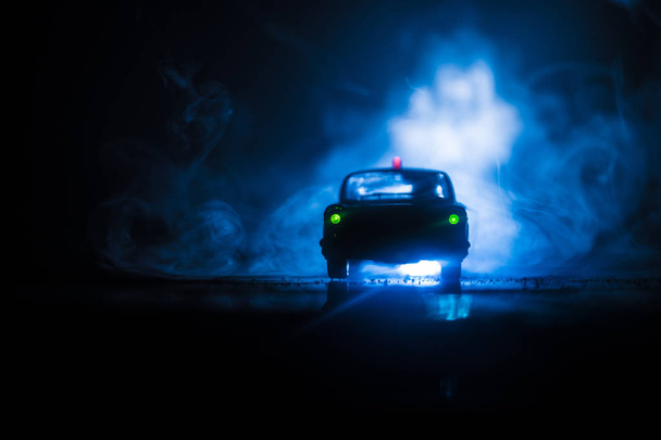 夜のパトカー。霧の背景を持つ夜に車を追いかけるパトカー。911 緊急対応 - 写真・画像