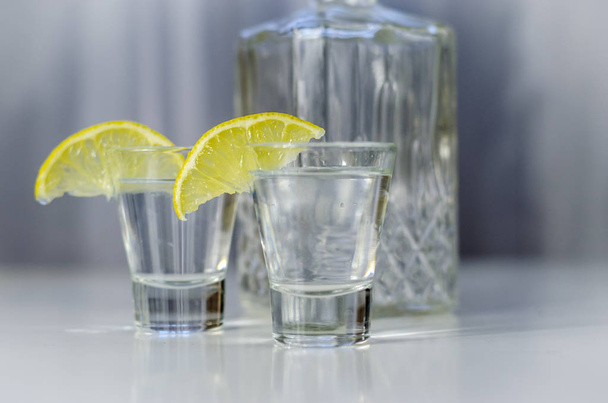 Vodka lasi sitruunalla
 - Valokuva, kuva