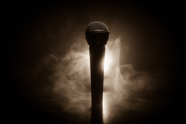 Karaoke al microfono, concerto. Audio microfono vocale a luce bassa con sfondo sfocato. Musica dal vivo, apparecchiature audio. Concerto di karaoke, canto sonoro. Cantante di karaoke, microfoni
. - Foto, immagini