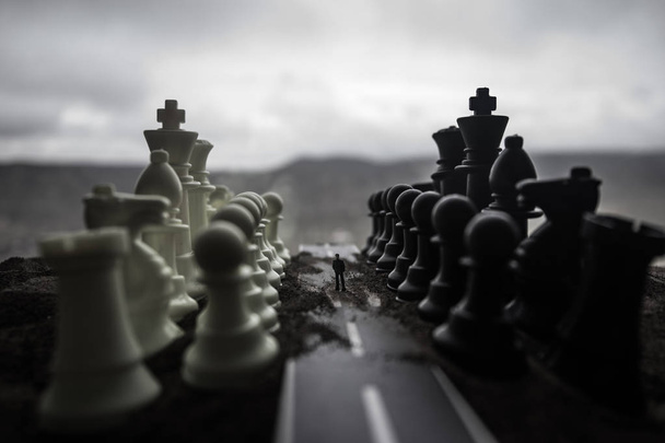 Šachy desková hra koncept podnikatelských nápadů a precizní strategie a soutěž myšlenek. Šachové figury na tmavém pozadí se kouře a mlhy. Selektivní fokus - Fotografie, Obrázek