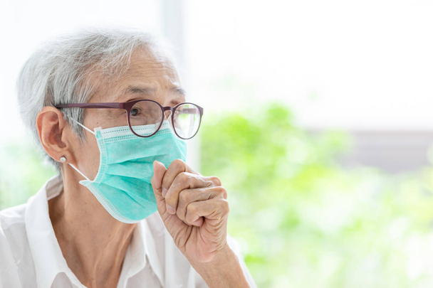 Asian starszy kobieta cierpi z powodu kaszlu z maska ochrony twarzy, Starsza kobieta noszenie maski twarzy ze względu na zanieczyszczenie powietrza, chorych starych ludzi z maski medycznej; zanieczyszczenie, alergie kurzu i zdrowie - Zdjęcie, obraz