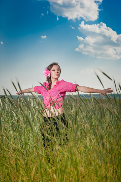 Девушка на поле из золотой пшеницы. Портрет красивой блондинки с венком из диких цветов.
. - Фото, изображение