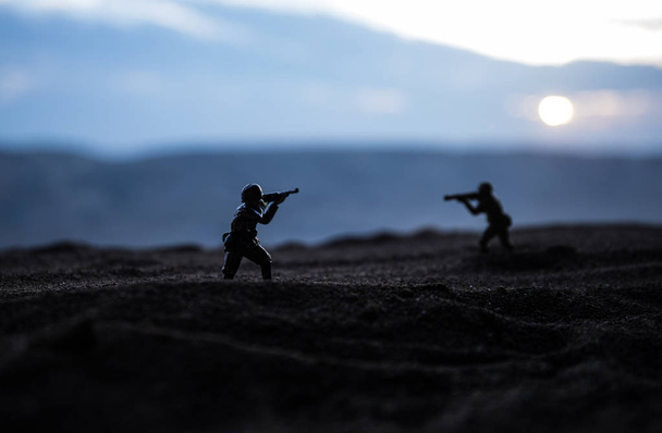 Concetto di guerra. Silhouette militari scena di combattimento su sfondo cielo nebbia di guerra, - Foto, immagini