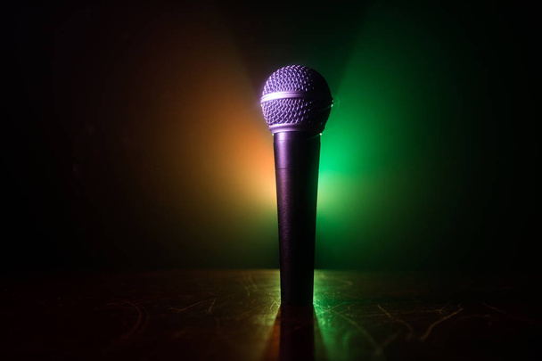 Karaoke de micrófono, concierto. Micrófono de audio vocal con poca luz y fondo borroso. Música en vivo, equipo de audio. Concierto de karaoke, sonido de canto. Cantante en karaokes, micrófonos
. - Foto, imagen