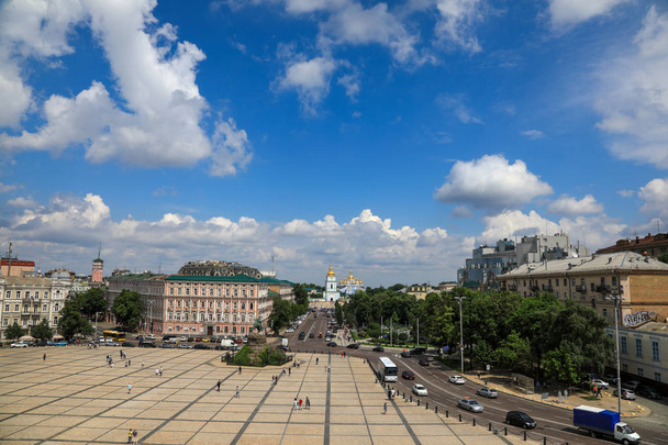 Красивий величний Михайлівський собор у центрі Києва, столиця України - Фото, зображення
