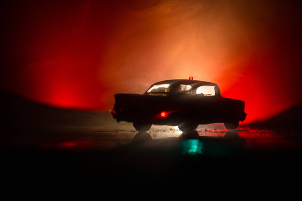 Geceleri polis arabaları. Polis arabası geceleri sis geçmişi olan bir arabayı kovalıyor. 911 Acil durum müdahalesi - Fotoğraf, Görsel