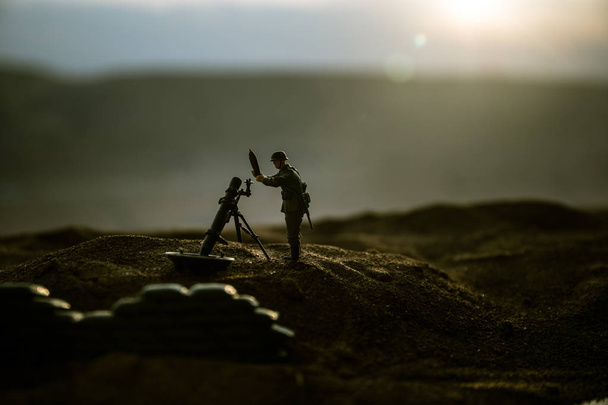 Concept de guerre. Silhouettes militaires scène de combat sur fond de brouillard de guerre ciel, - Photo, image