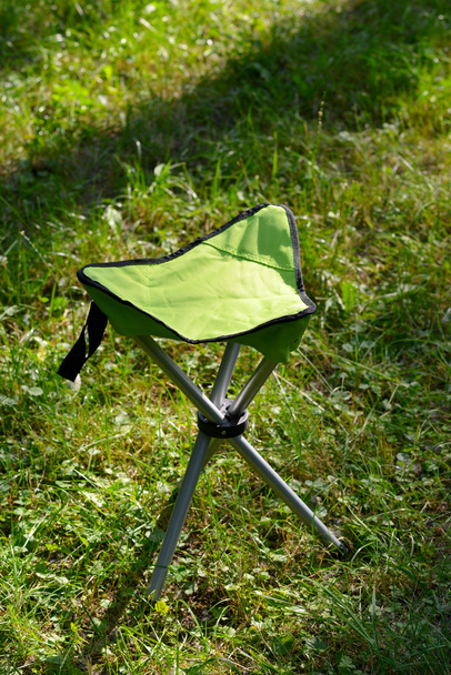 Összecsukható szék a gyep háttérben - Fotó, kép