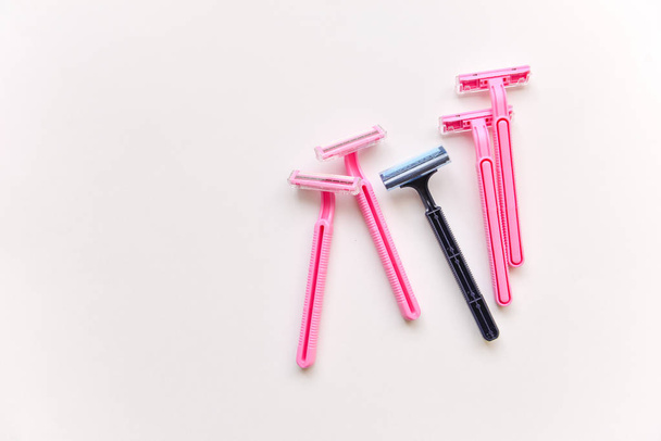 set shaving razors. female and male, blue and pink color on a white isolated background - Foto, Imagem