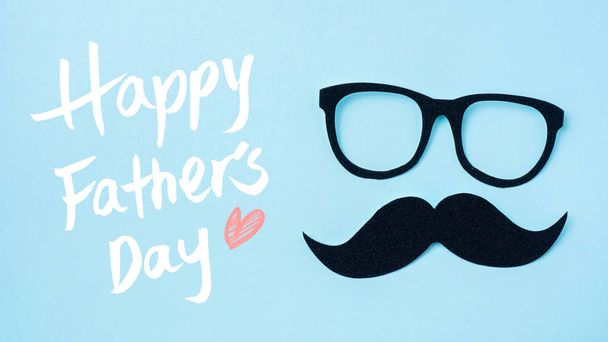 Top view of fathers day layout with silhouette of eyeglasses and beard, copy space for mockup. - Foto, afbeelding