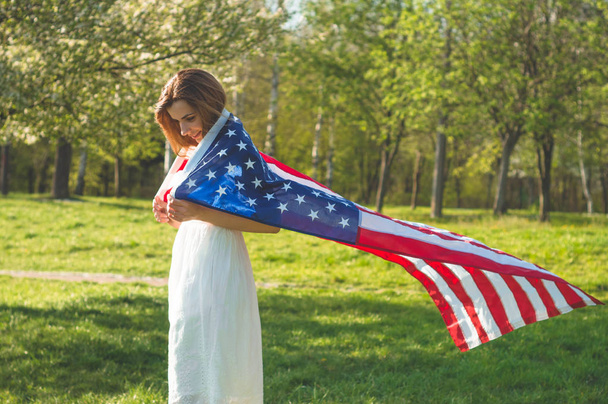 Gelukkige vrouwen met Amerikaanse vlag USA vieren 4e juli - Foto, afbeelding