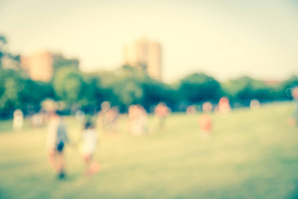 Image filtrée arrière-plan flou enfants courant sur la pelouse du parc en Amérique
 - Photo, image