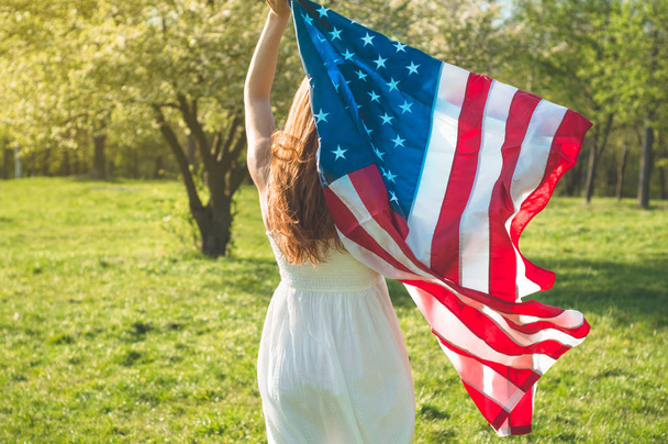 Щасливі жінки з американським прапором США відзначають 4 липня - Фото, зображення