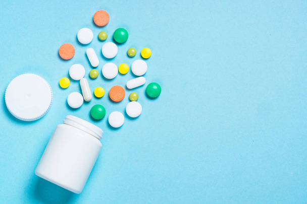Pillen, Tabletten und Vitamin auf blau - Foto, Bild