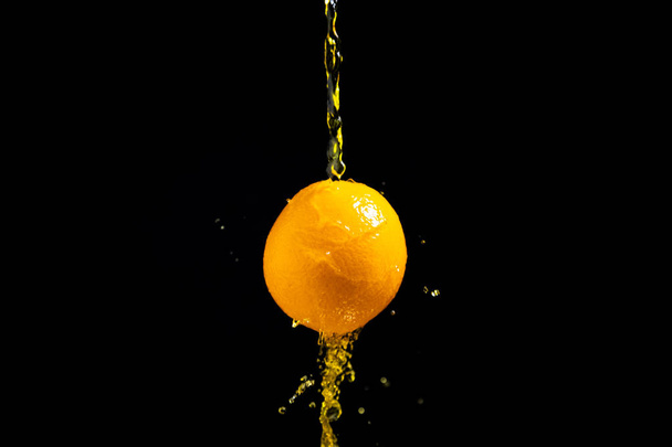 laranja respingo no fundo preto - Foto, Imagem